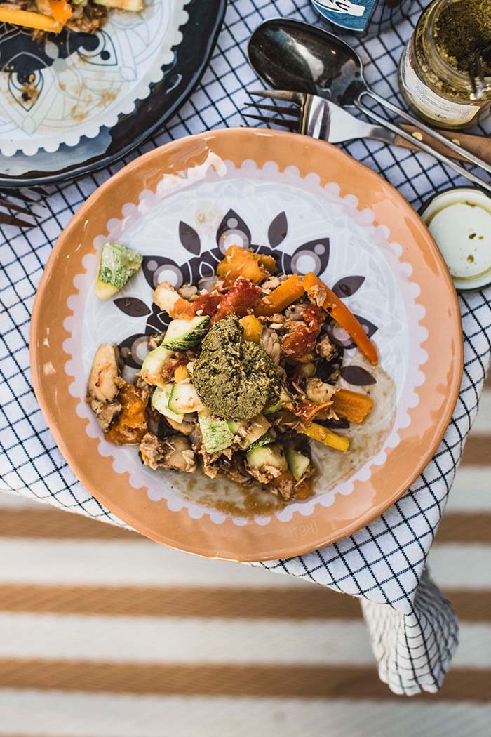 Lachsfarbener Frühstücksteller von Rebel Outdoor mit Salat