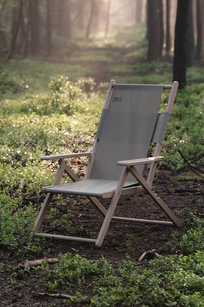 Grijze Rebel-Outdoor camping stoel midden in het bos
