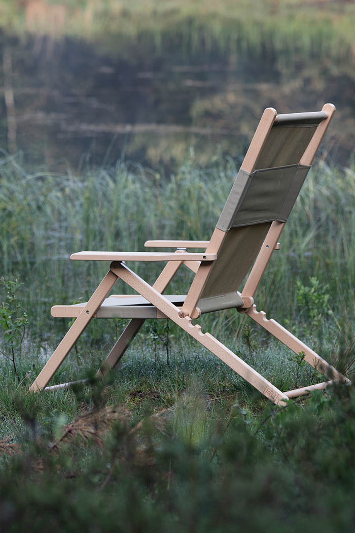 Zandkleurige Rebel-Outdoor camping stoel aan vijver