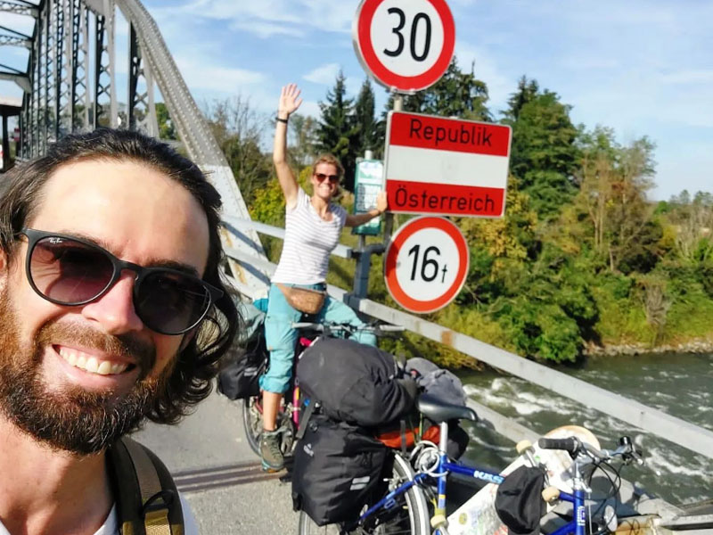 Tamar und Dave mit dem Fahrrad in Österreich