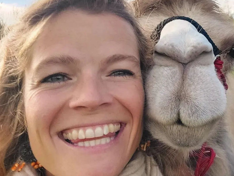Tamar Valkenier mit ihrem Kamel Einstein