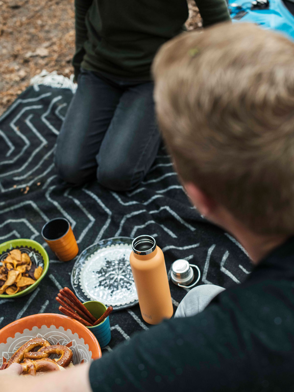 Rebel-Outdoor Geschirr auf Picknickdecke