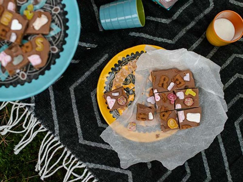 Bunte Teller mit buntem Advents-Fudge