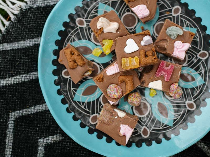 Blauer Teller mit Adevents-Fudge